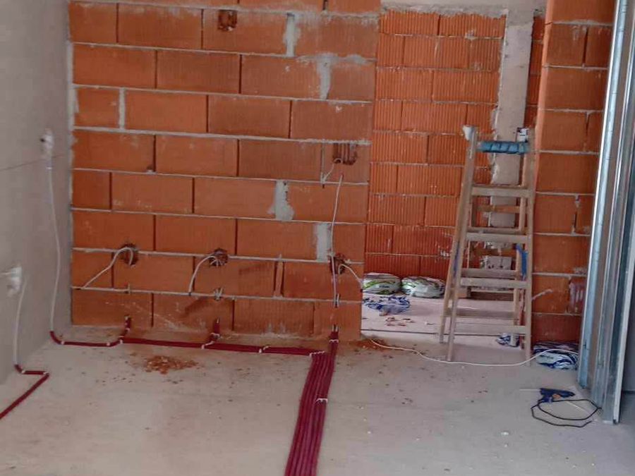 Rohbau mit verlegten Leerrohren für die Elektroinstallation
