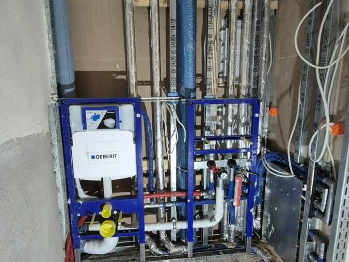 Vorwandinstallation mit Spülkasten und Leitungen im Rohbau
